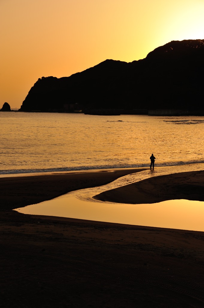 夕暮れの釣り人