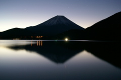 本栖湖の逆さ富士初日の出前