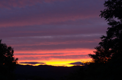 窓から眺める夕焼け空