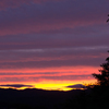 窓から眺める夕焼け空