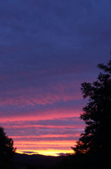 窓から見える夕焼け空