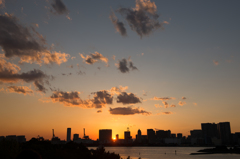 都会に暮れる夕陽