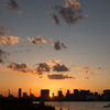 都会に暮れる夕陽