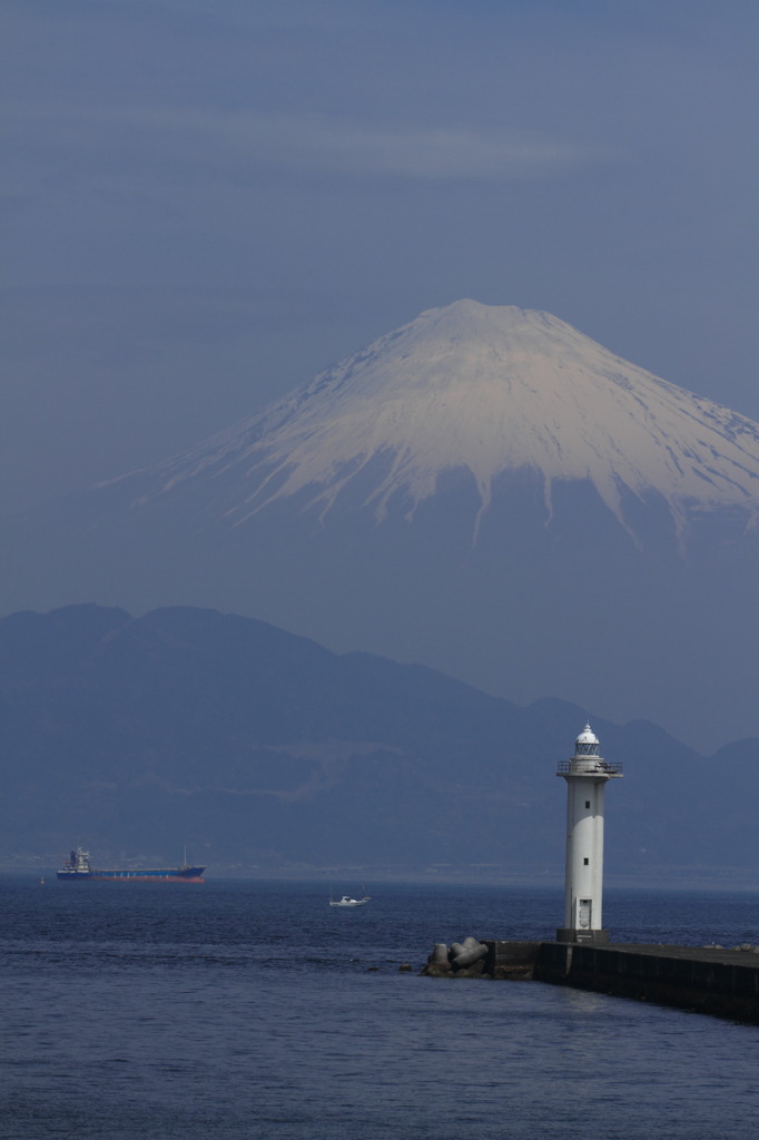 富士と灯台（14・03・29清水港・海上より）