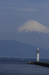 富士と灯台（14・03・29清水港・海上より）