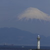 富士と灯台（14・03・29清水港・海上より）