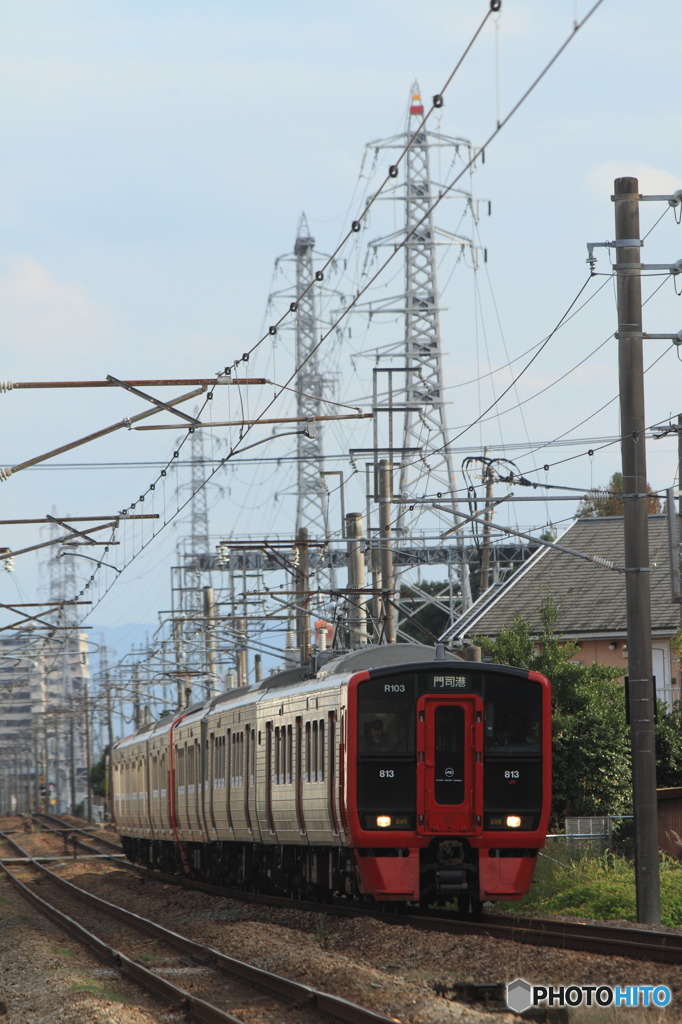 鉄塔と赤い電車と