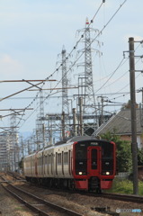 鉄塔と赤い電車と