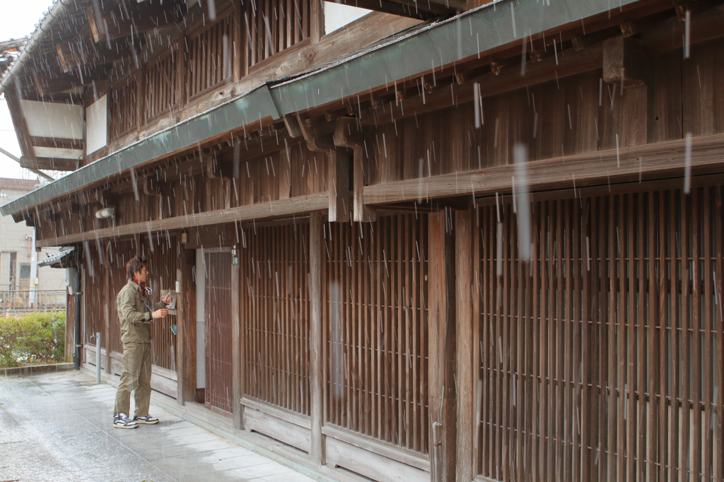 旧家と大雪（鯖江駅付近）