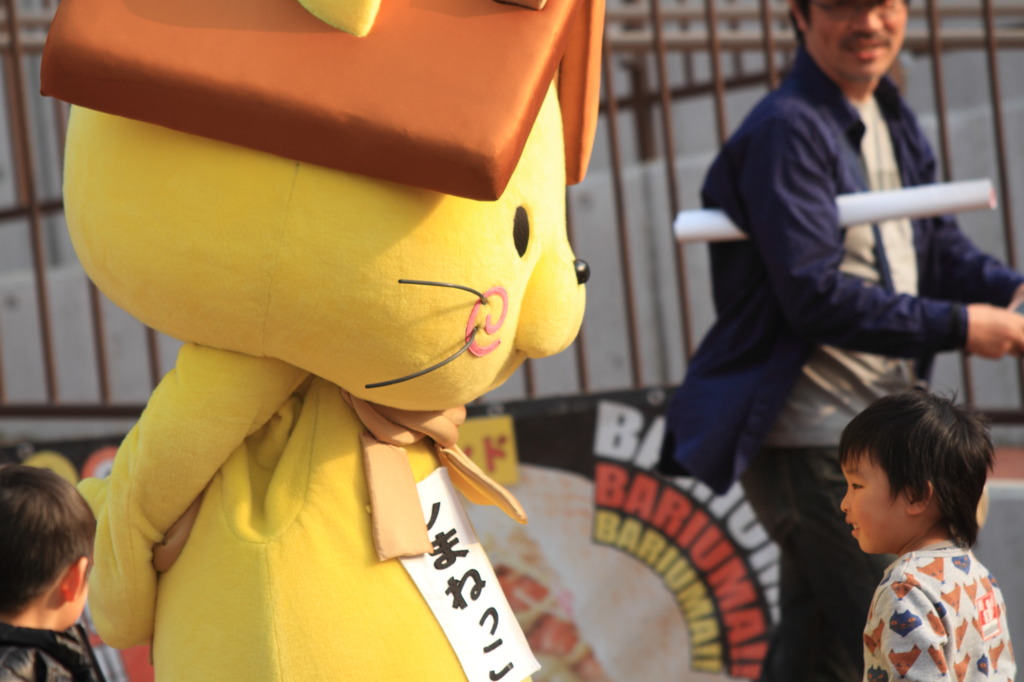 人気者は取り囲まれる