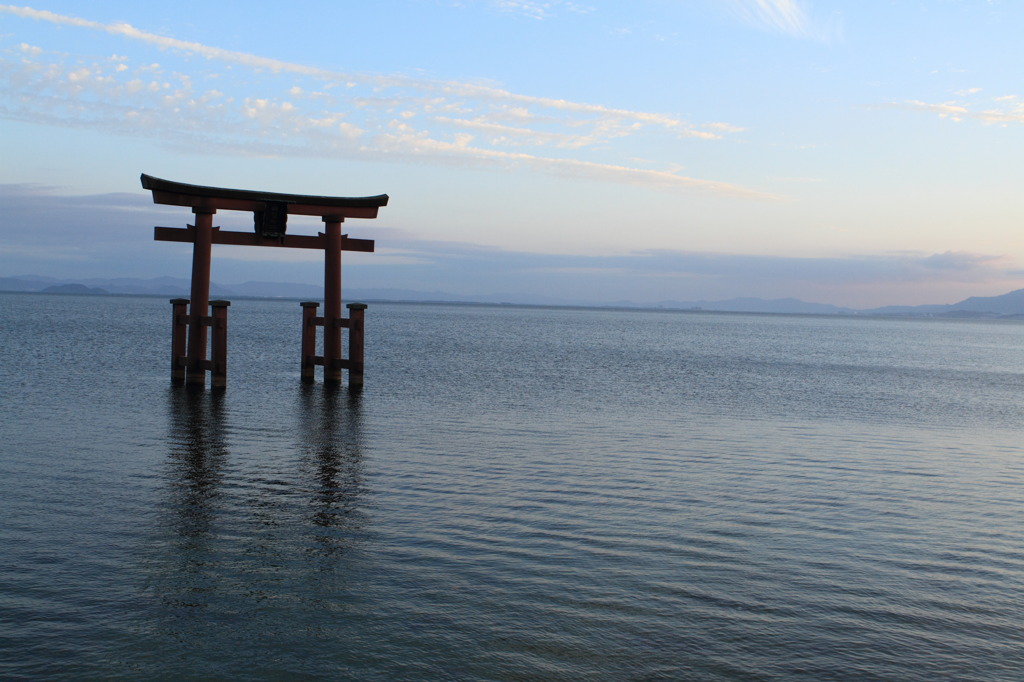 湖上の鳥居