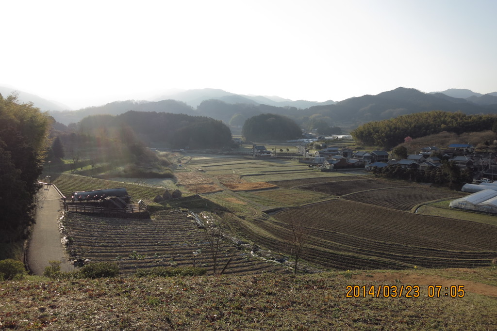早朝の明日香村より
