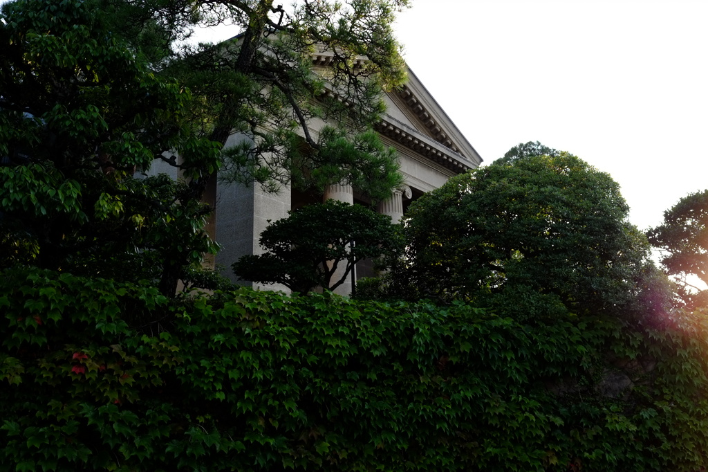 夕刻に聳える
