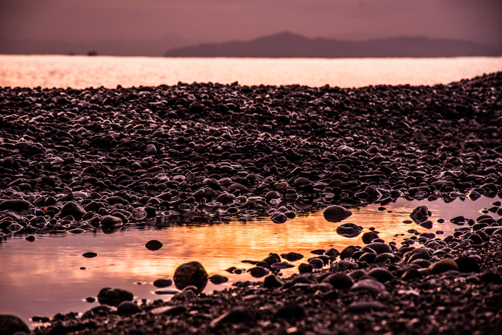 砂利浜の夕暮れ