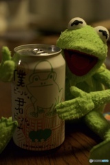 カエル　ビール　飲む