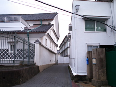 白壁の路地