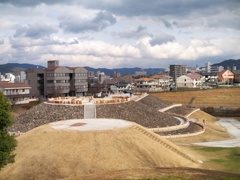 三ツ城古墳を望む