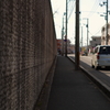 壁が続く道にて