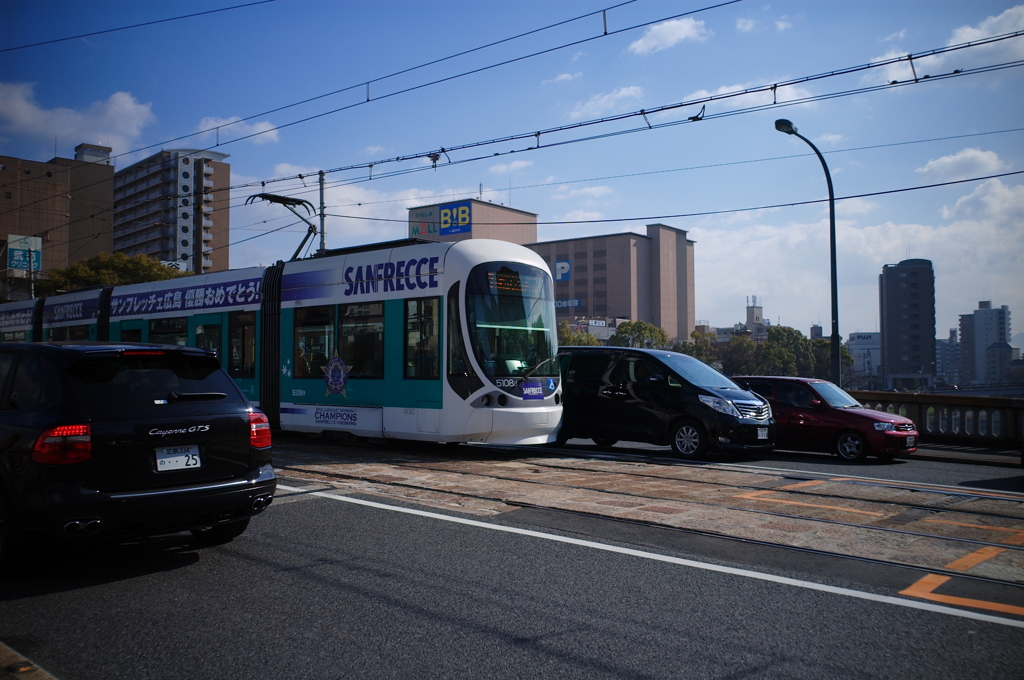 サンフレッチェ色の路面電車