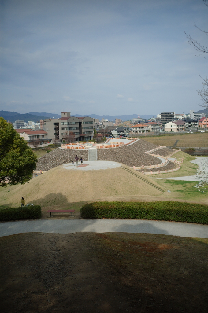 三ツ城古墳で遊ぶ親子