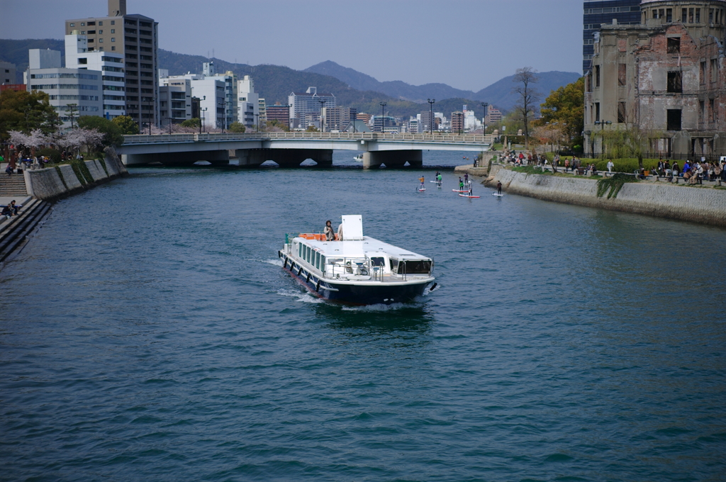 水上バスが走る光景