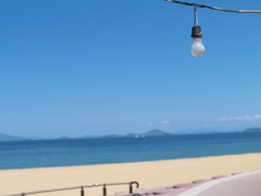 夏の予感・風に揺れる裸電球
