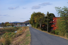 レトロな外灯と細道