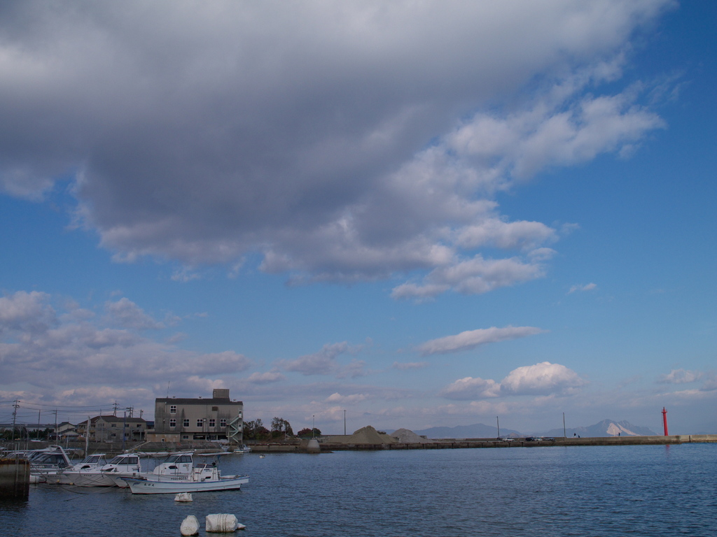雲広がる港