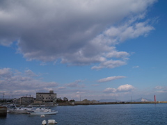 雲広がる港