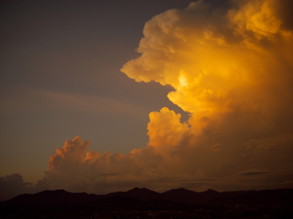 沸き立つ夕雲
