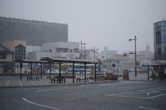 雪舞う、西条駅前