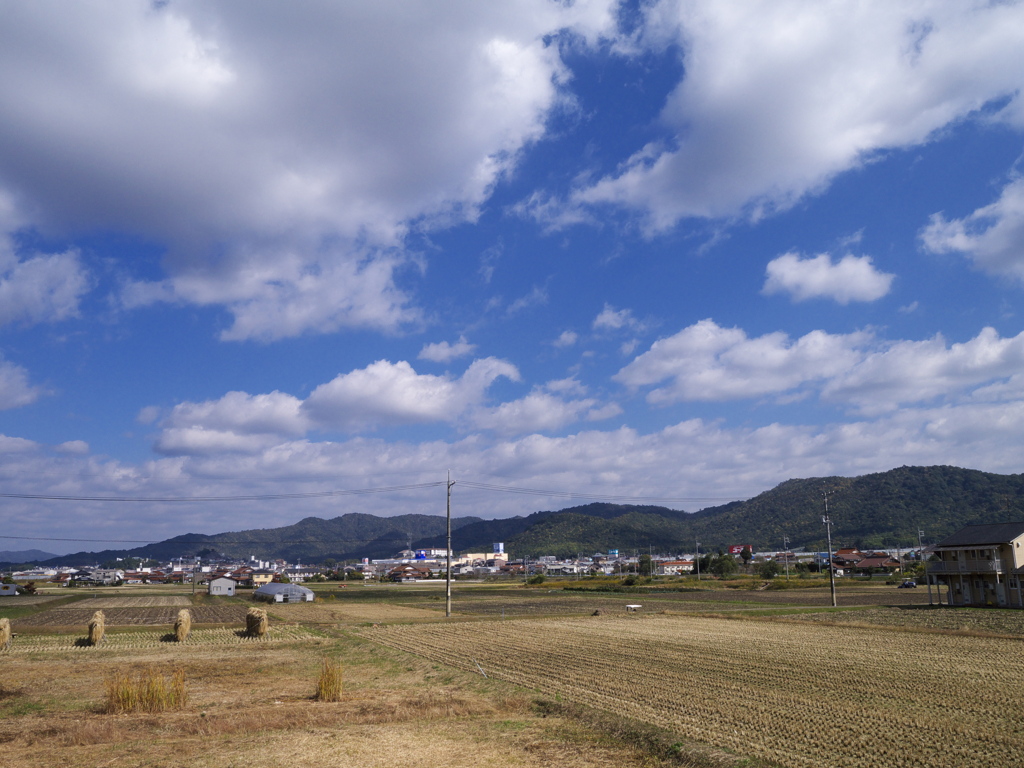 流れる雲と田園風景