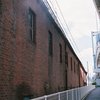 赤レンガと高架の狭間で
