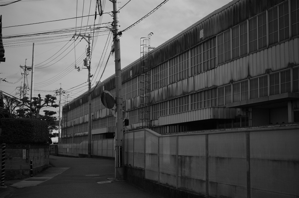 工場の脇を抜けて