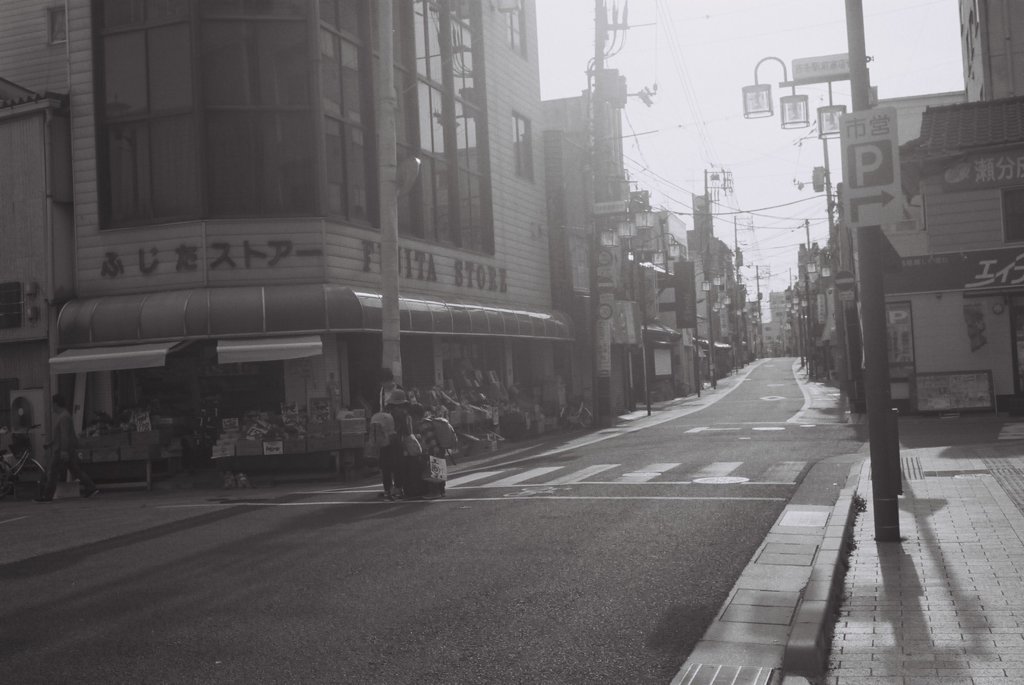 １５年ぶりのフィルム撮影・ラストショット（駅前ストアーの親子）