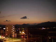 夕闇に浮かぶ三角雲