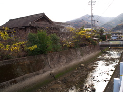 小川と古民家