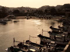 夕暮れの小さな港