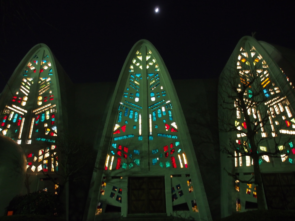 ステンドグラスと月