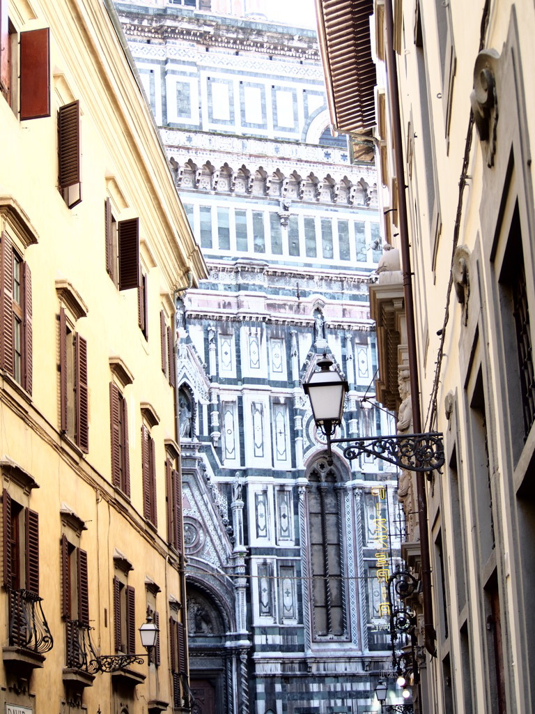 ドゥオーモが見える裏道