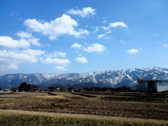 連峰と農村