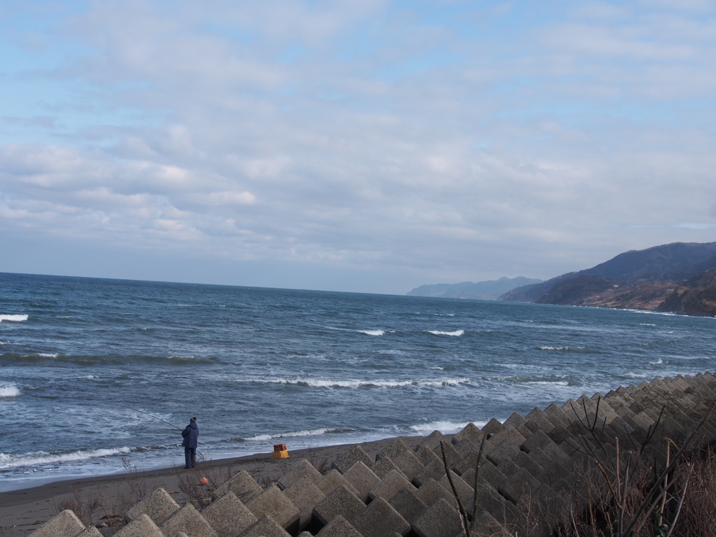 日本海と釣り人