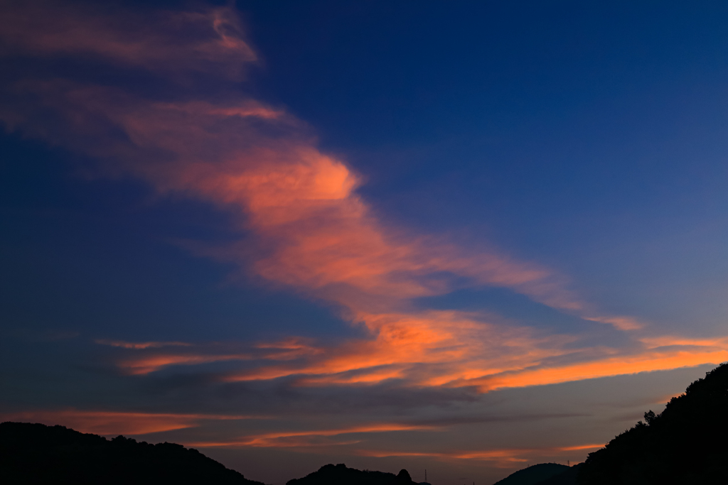 やけに焼けた西空