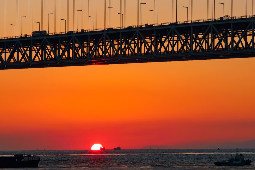 明石海峡大橋と夕陽
