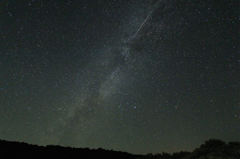 天の川を行く流れ星