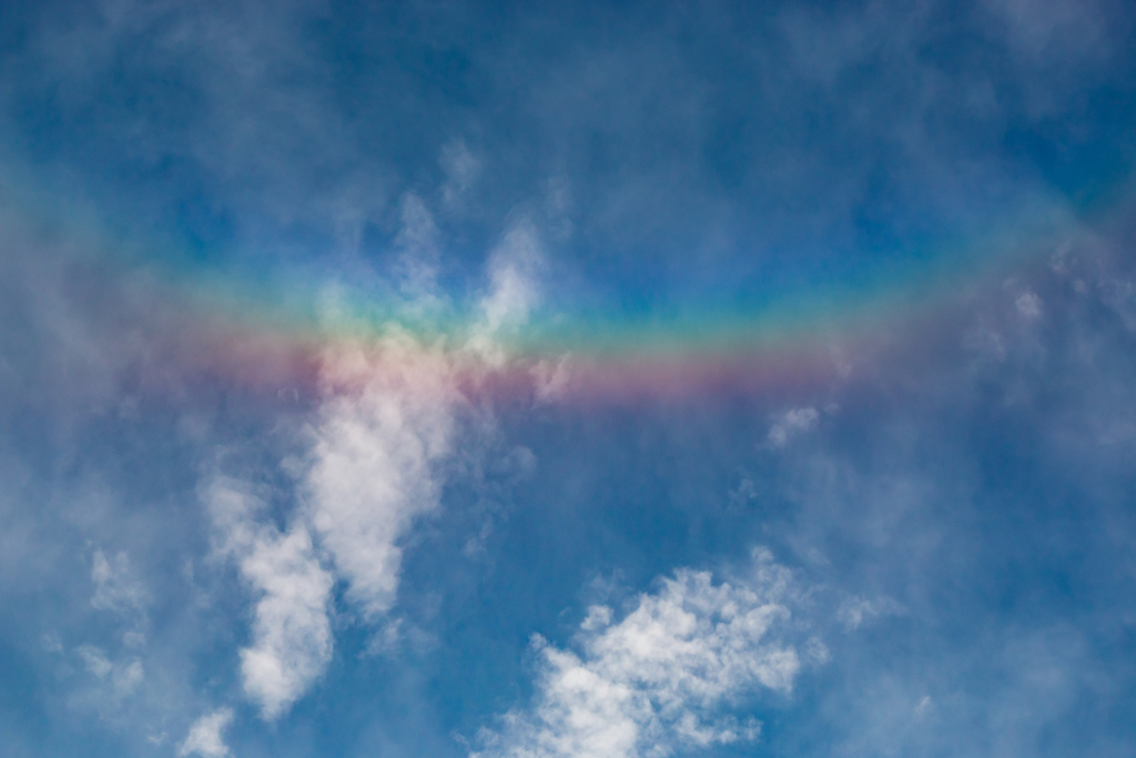 秋空に彩雲