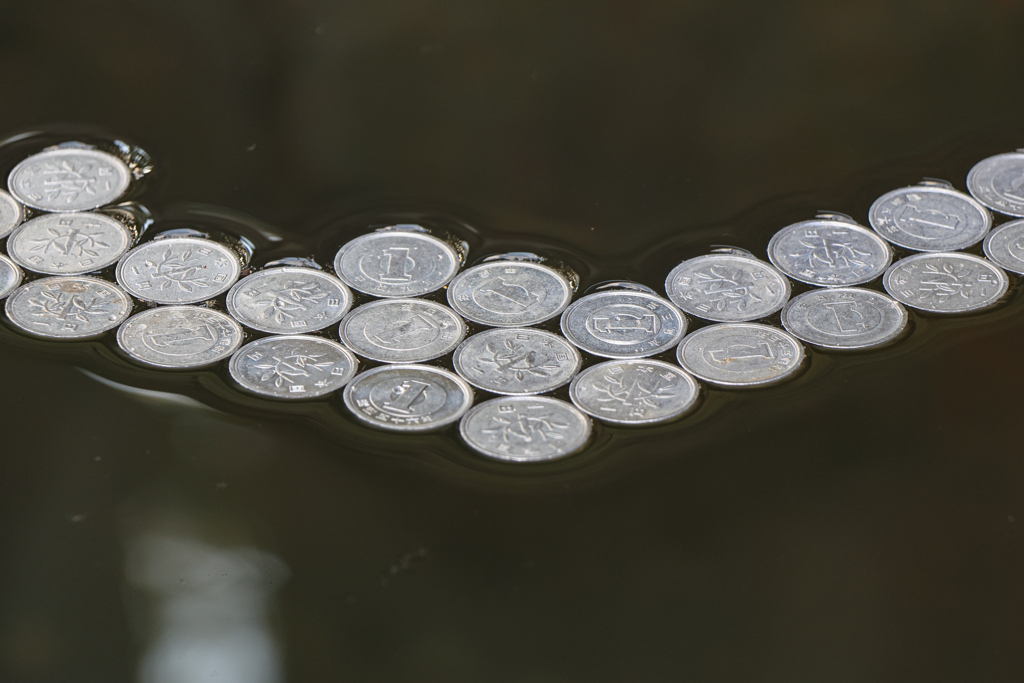 浮かぶ１円玉
