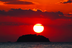 島と夕陽と