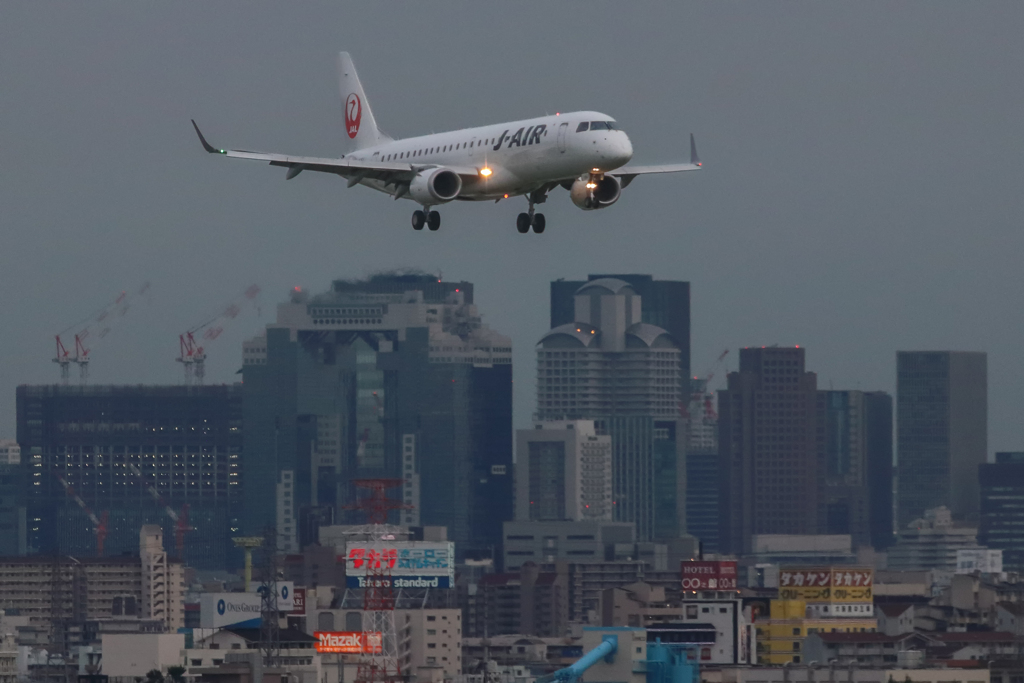大阪の空は 悲しい色やね ♪