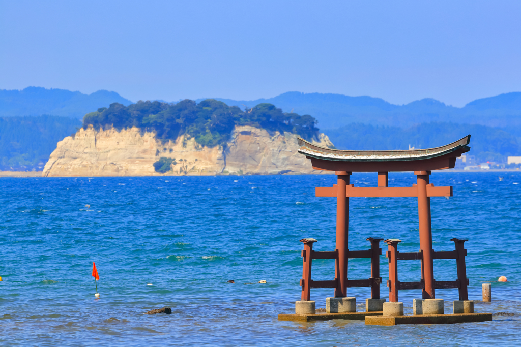 鳥居の向こうに見附島